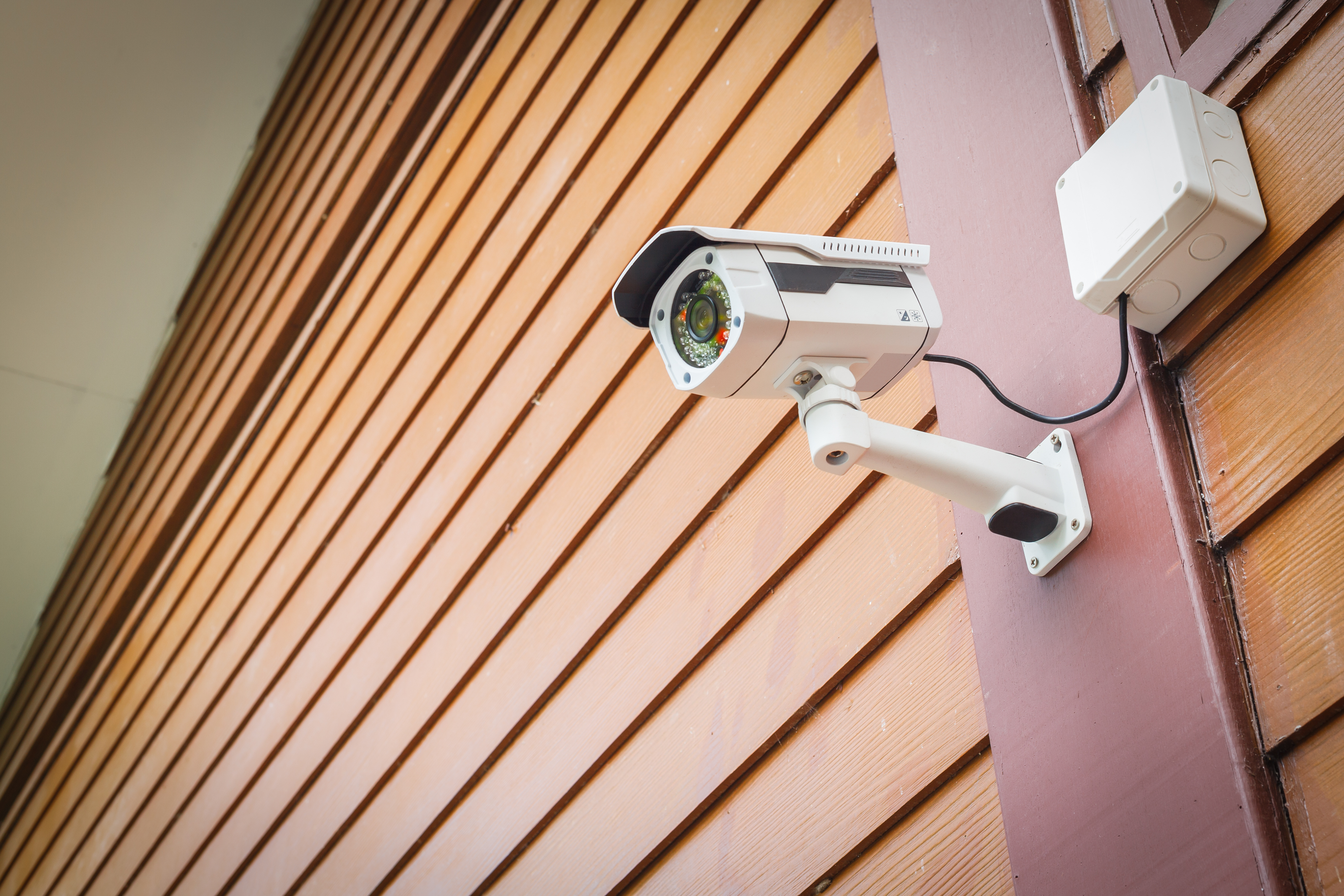 Видеонаблюдение в ночное время. Система наружного видеонаблюдения. Камера видеонаблюдения на стене. Видеонаблюдение на даче. Видеонаблюдение в частном доме.